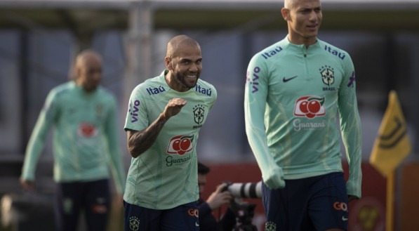 Daniel Alves deve ser titular no Brasil diante de Camar&otilde;es pela Copa do Mundo 2022