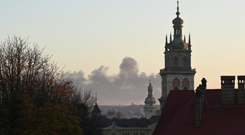 Fumaça é vista de Lviv, na Ucrânia, após ataque da Rússia nesta terça-feira (15)