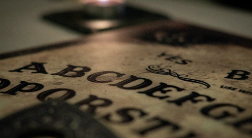 Tabuleiro Ouija é utilizado com o objetivo de fazer contato com os mortos