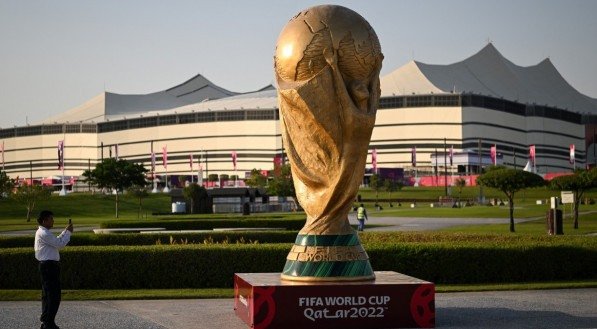 R&eacute;plica do trof&eacute;u da Copa do Mundo em frente ao Est&aacute;dio Al-Bayt no Catar