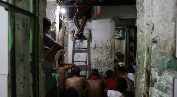 Situação de degradação dos presos no Complexo do Curado no Recife.