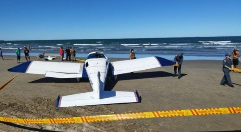 MONOTOR FAZ POUSO DE EMERGÊNCIA NA PRAIA