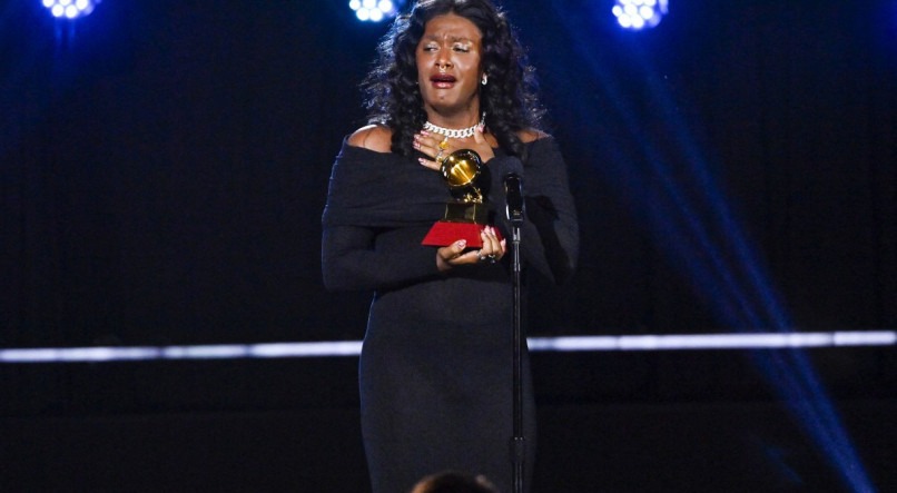 Liniker se emocionou ao receber prêmio no Grammy Latino. 