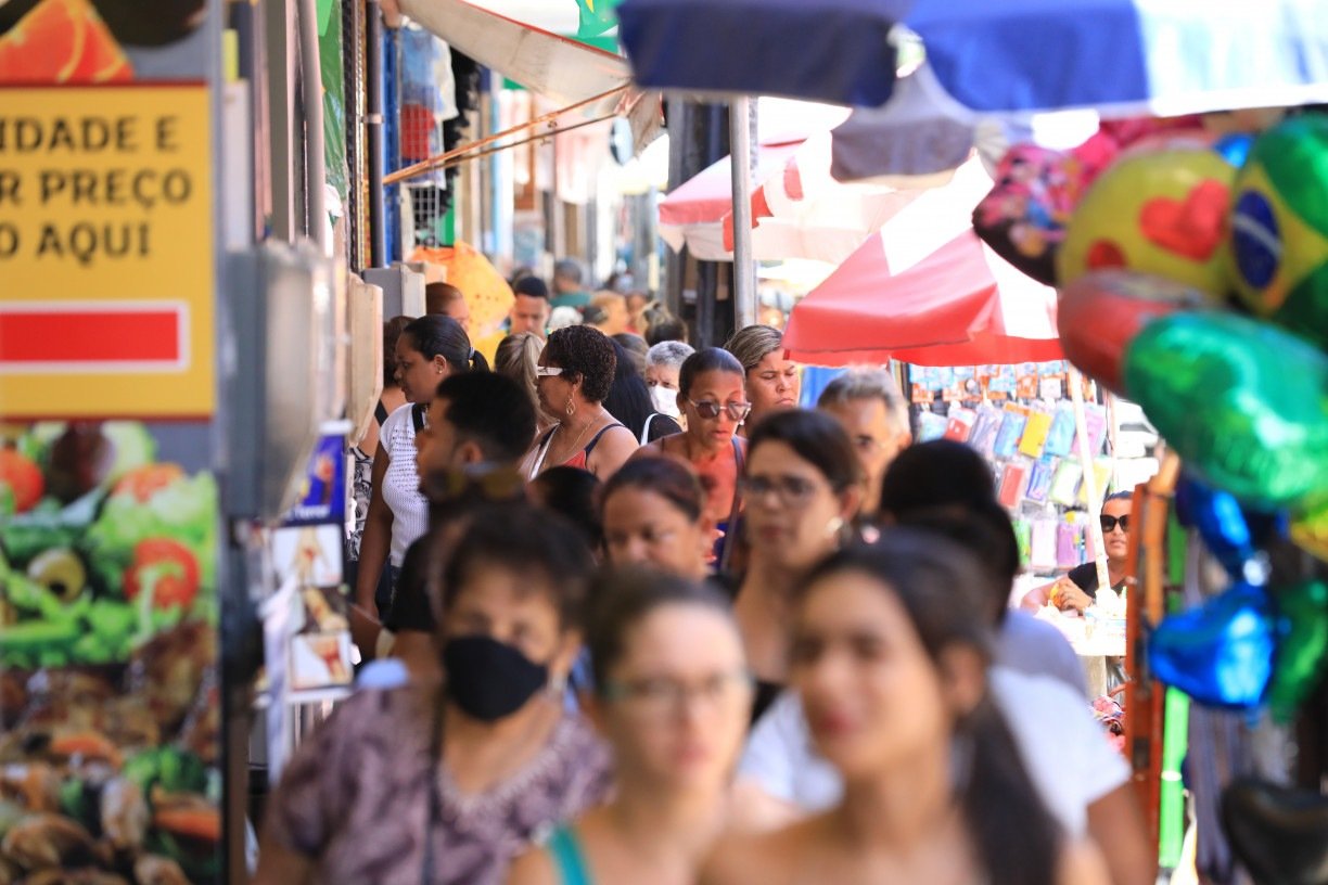 AQUECIMENTO MERCADO PARA COPA DO MUNDO, NATAL E FIM DE ANO, NO COMÉRCIO FORMAL E INFORMAL NO CENTRO DO RECIFE.