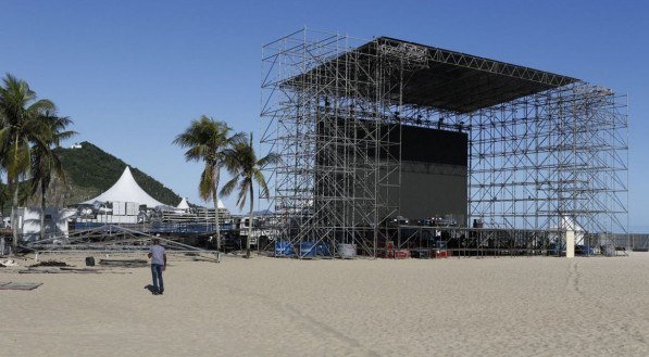 Montagem do Fifa Fan Fest Rio de Janeiro, em Copacabana