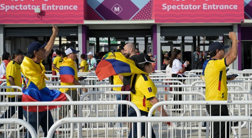 Torcedores chegam para o jogo Catar x Equador, na abertura da Copa do Mundo