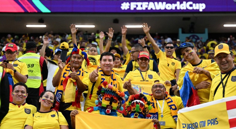 Torcedores do Equador no Estádio Al-Bayt, construído para a Copa do Mundo 2022 