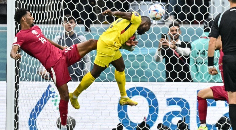 FELICIDADE Enner Valência cabeceia para fazer gol do Equador contra Catar, na abertura da Copa do Mundo