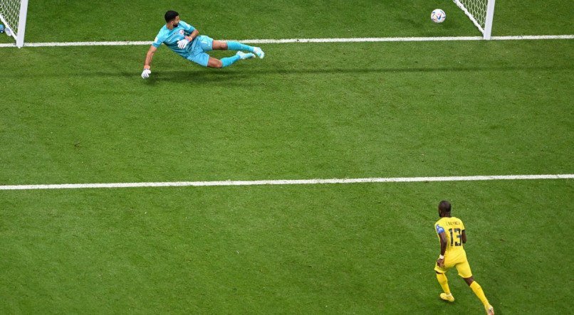 O equatoriano Enner Valencia bateu o p&ecirc;nalti do primeiro gol da Copa do Mundo do Catar 2022, no jogo Catar 0x2 Equador