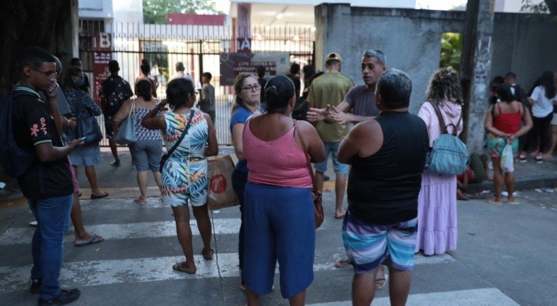 Familiares dos candidatos do Enem esperando a sa&iacute;da deles na Unicap, no Centro do Recife, um dos locais com mais participantes do exame na capital