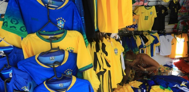 BLACK FRIDAY HOJE: camisas do Brasil por até 35% de desconto hoje (25),  confira