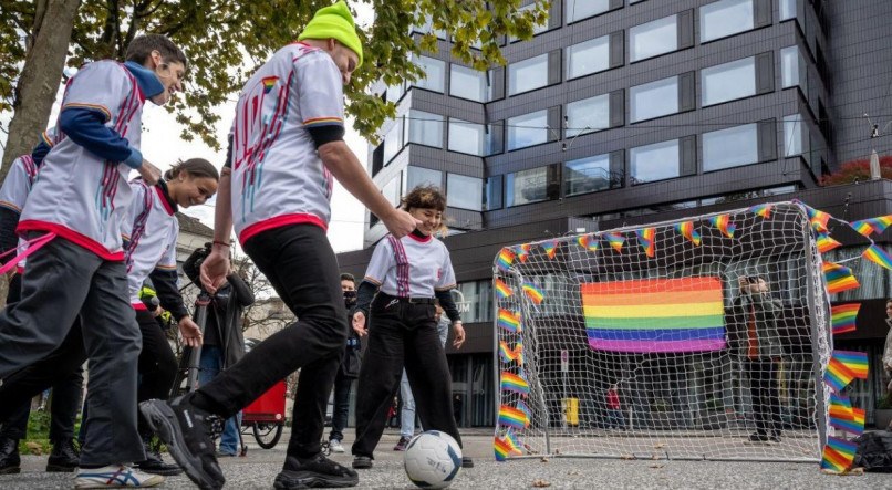 Posicionamento do Catar sobre os direitos de LGBTQIA+ gera protestos em todo o mundo. Na foto, ato realizado na Suíça