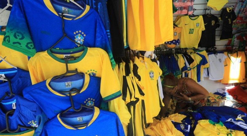 Black Friday: Na falta de promoção real, consumidor compra camisa e  bandeira do Brasil