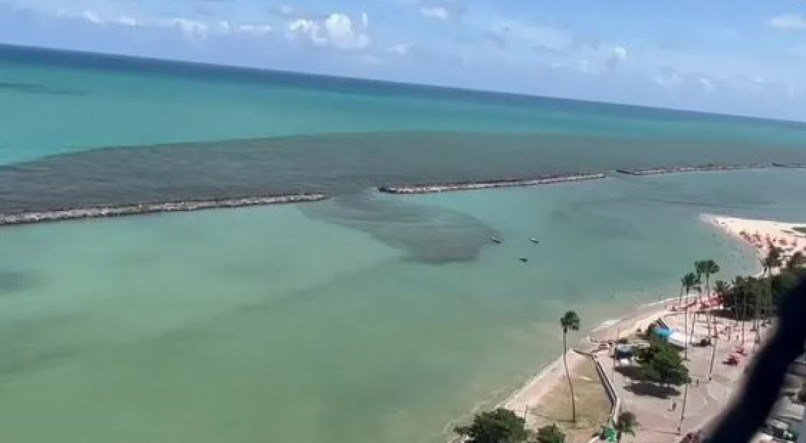 Mancha na Praia do Janga apareceu na tarde do último domingo (20)