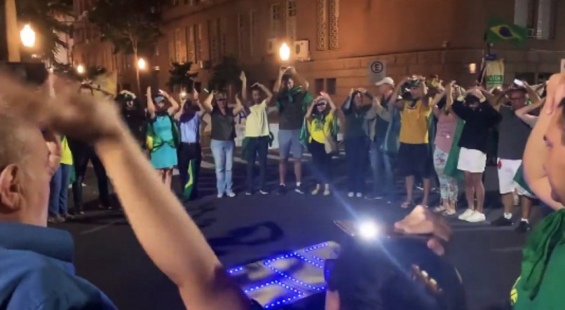 Bolsonaristas "pedem ajuda a extraterrestres" em manifestação em frente a quartel