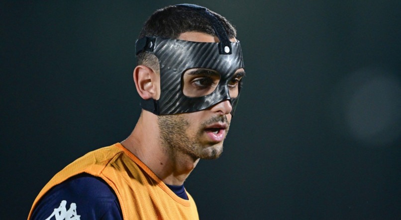 O jogador da Tunísia, Ellyes Skhiri, joga a Copa do Mundo 2022 de máscara