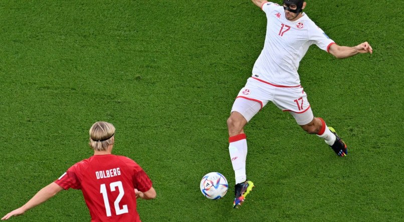 Ellyes Skhiri disputa a bola com jogador da Dinamarca Kasper Dolberg em partida pela fase de grupos da Copa do Mundo