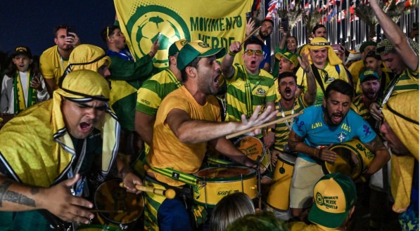 Brasileiros já estão eufóricos no Catar para a Copa do Mundo.