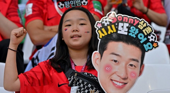 Torcedores mostram apoio ao jogador Son Heung-min, da Coreia do Sul