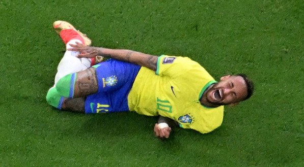 Neymar se machucou durante o jogo com a S&eacute;rvia