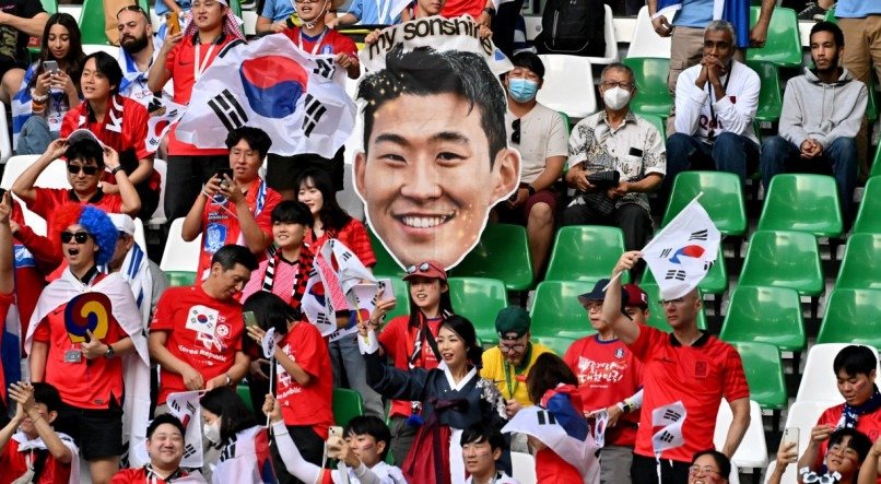 Torcedores mostram apoio ao jogador Son Heung-min, da Coreia do Sul