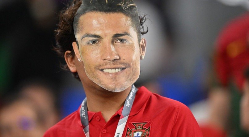 Torcedor com m&aacute;scara de Cristiano Ronaldo, atacante da sele&ccedil;&atilde;o portuguesa