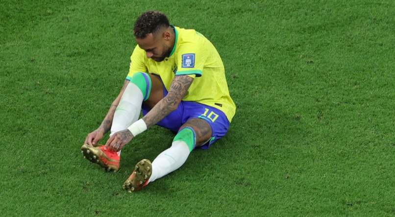 Neymar sofreu uma entorse no tornozelo na estreia do Brasil contra a S&eacute;rvia pela Copa do Mundo 2022