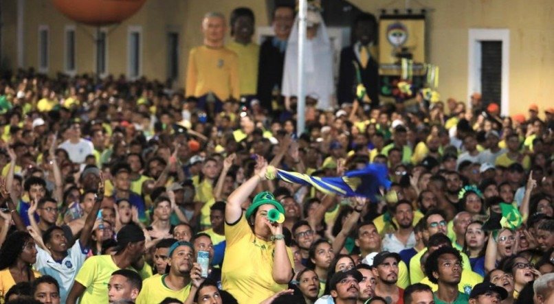 RECIFE Multidão se reuniu no Cais da Alfândega para assistir ao jogo do Brasil