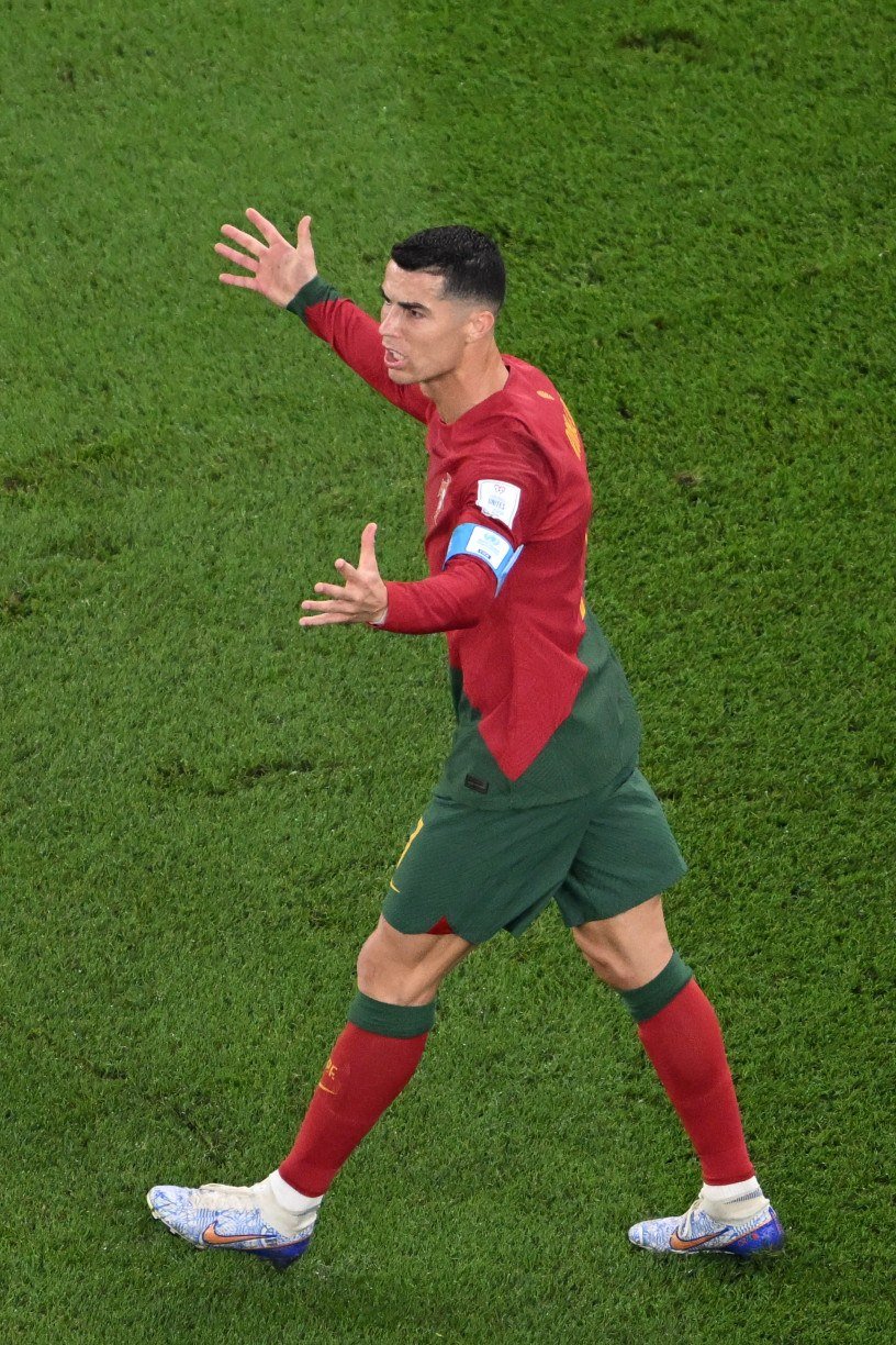 VÍDEO: adversário deixa Cristiano Ronaldo de mão estendida no relvado - CNN  Portugal