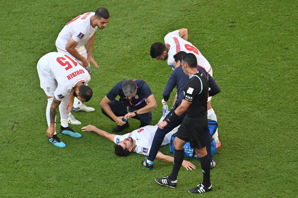 No apagar das luzes, Irã vence País de Gales e segue vivo na Copa