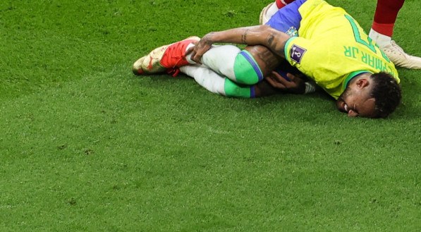 Neymar sofreu les&atilde;o no tornozelo durante vit&oacute;ria do Brasil contra a S&eacute;rvia e desfalca a Sele&ccedil;&atilde;o na Copa do Mundo 2022