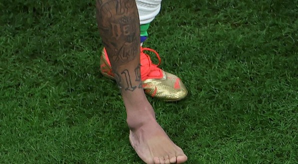 Neymar sofreu lesão no tornozelo e saiu mancando da partida contra a Sérvia
