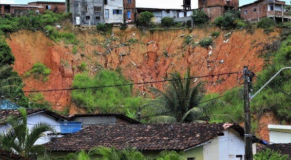 Chuvas no Recife: comunidade vulnerável vai receber rede de sensores para detectar novos deslizamentos de terra