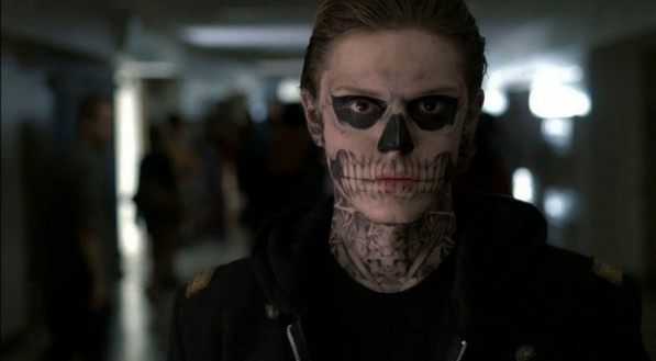 MÁSCARA Mandíbula do esqueleto pintada no rosto de personagem de American Horror Story