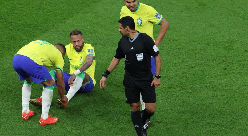 Neymar deixou o campo contra a Sérvia machucado. Substituto não foi revelado por Tite