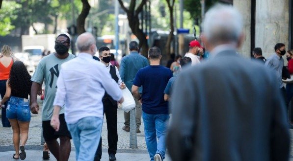 Pessoas com máscara csminhsm no centro do Rio de Janeiro
