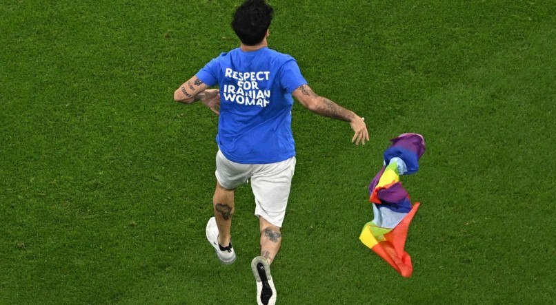 O homem entrou no estádio com uma bandeira das cores LGBTQIA+