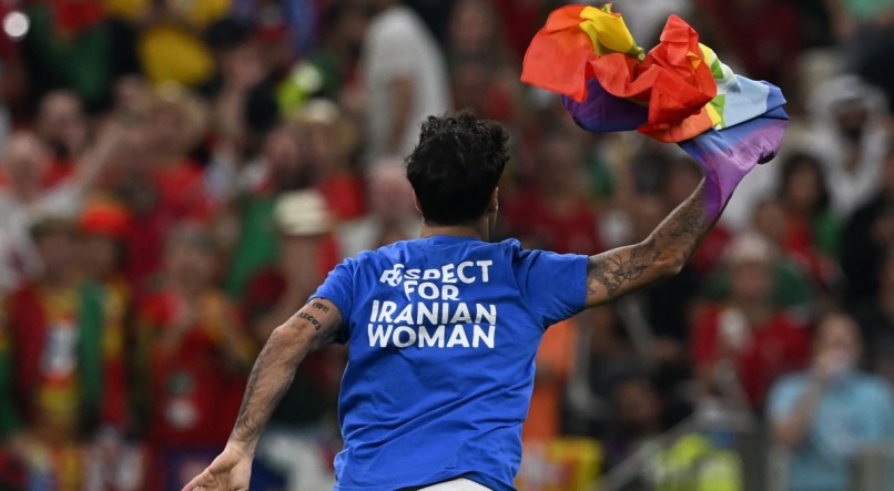 Militante invadiu o gramado do Lusail Stadium com a bandeira LGBTQIA+ durante Portugal x Uruguai, pela Copa do Mundo 2022