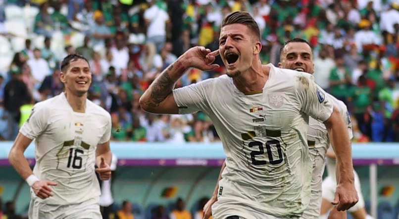 Sergej Milinkovic-Savic comemora gol em Camarões x Sérvia na Copa do Mundo 2022