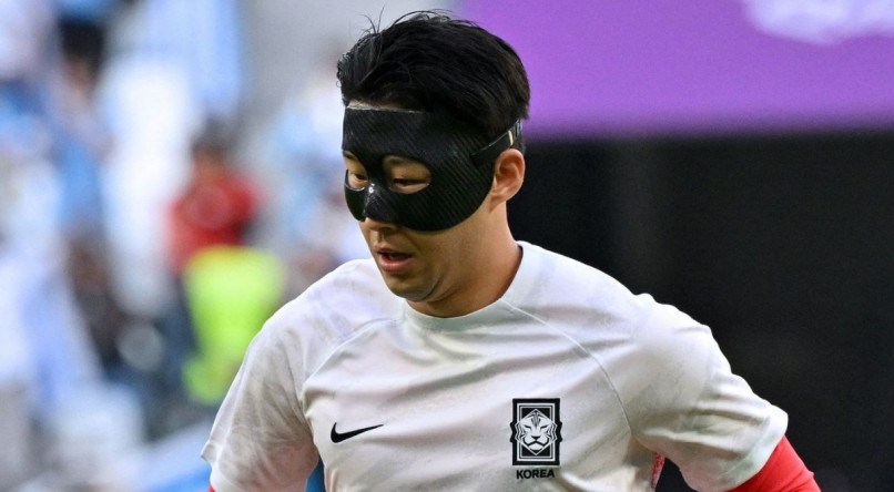 Son Heung-min, grande astro da seleção da Coreia do Sul, joga de máscara contra o Brasil