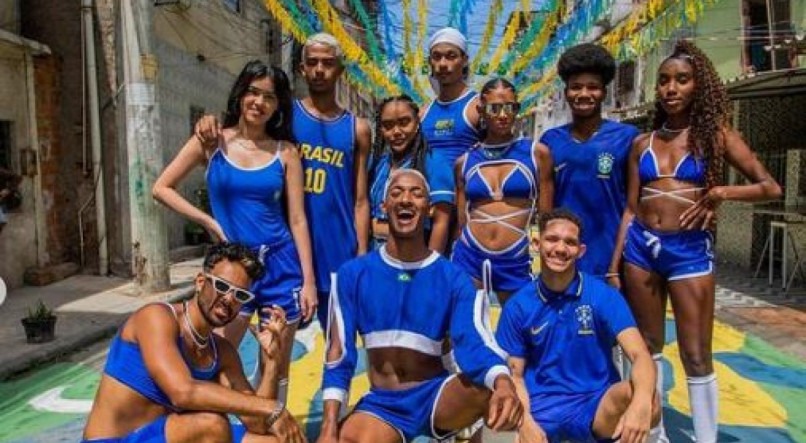 Influenciador cria clipe para música Waka Waka na comunidade da Maré, Rio de Janeiro.