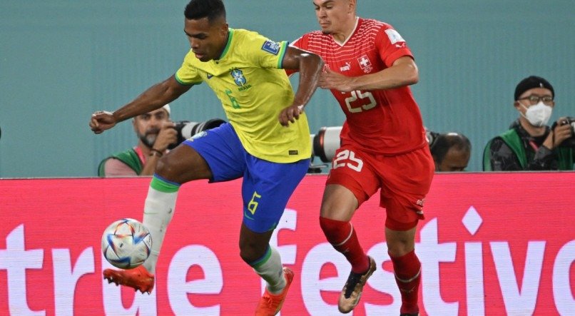 Alex Sandro sofreu les&atilde;o no quadril no jogo entre Brasil x Su&iacute;&ccedil;a pela Copa do Mundo 2022