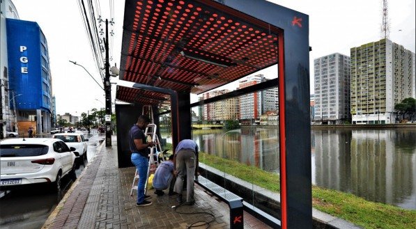 Primeiro prot&oacute;tipo das novas paradas de &ocirc;nibus da iniciativa privada est&aacute; sendo instalado na Rua do Sol, no centro do Recife.