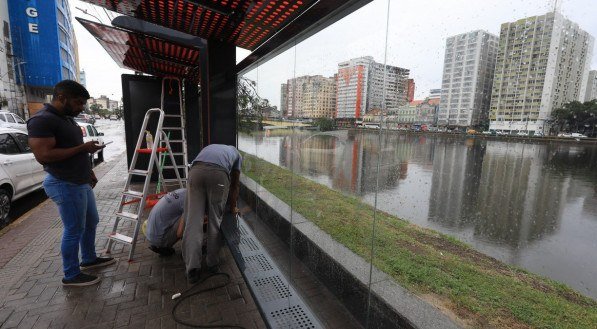 Primeiro prot&oacute;tipo das novas paradas de &ocirc;nibus da iniciativa privada est&aacute; sendo instalado na Rua do Sol, no centro do Recife.