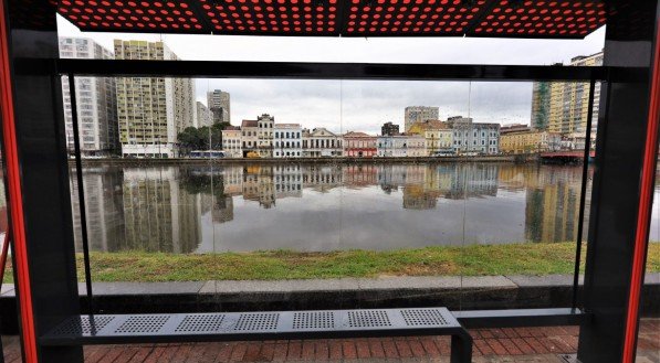 O novo equipamento &eacute; diferente de tudo que os passageiros dos &ocirc;nibus do Grande Recife est&atilde;o acostumados a ver. &Eacute; moderno, amplo, tem v&aacute;rios assentos, protetor de vidro, ilumina&ccedil;&atilde;o a Led e, acreditem, prote&ccedil;&atilde;o contra a chuva e o vento