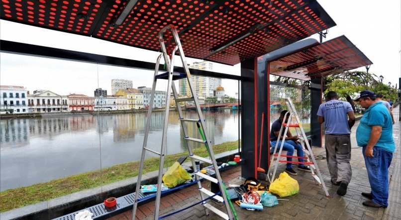 Primeiro prot&oacute;tipo das novas paradas de &ocirc;nibus da iniciativa privada est&aacute; sendo instalado na Rua do Sol, no centro do Recife.