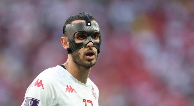 Ellyes Skhiri, da Tunísia, usa uma máscara para proteger o rosto na Copa do Mundo 2022