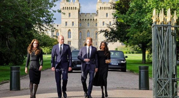 Harry e Meghan acompanhados de William e Kate no Castelo de Windsor após a morte da Rainha Elizabeth II, em setembro de 2022. 