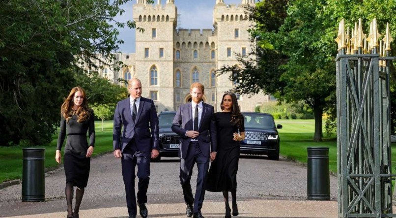 Harry e Meghan acompanhados de William e Kate no Castelo de Windsor após a morte da Rainha Elizabeth II, em setembro de 2022. 