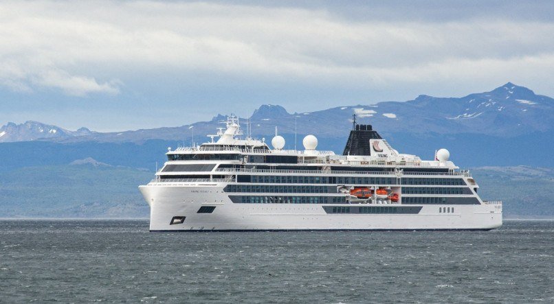 Navio norueguês Viking Polaris foi atingindo por uma onda gigante enquanto navegava rumo a Ushuaia, 3.200 km ao sul de Buenos Aires